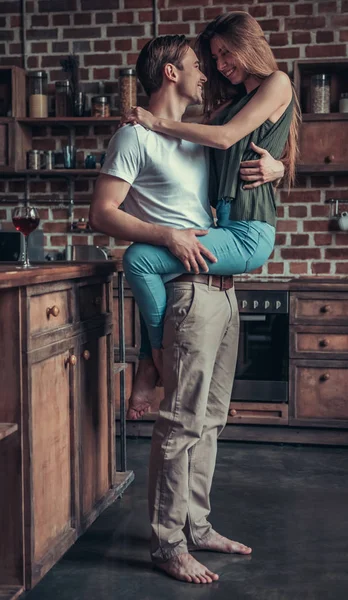 Couple aimant à la maison — Photo