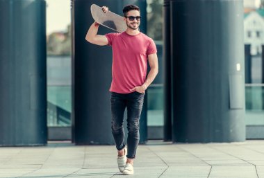 Şık adam açık havada