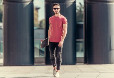 Şık adam açık havada