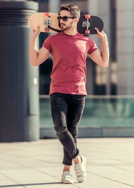 Şık adam açık havada