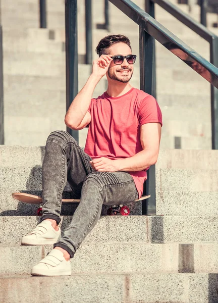 Şık adam açık havada