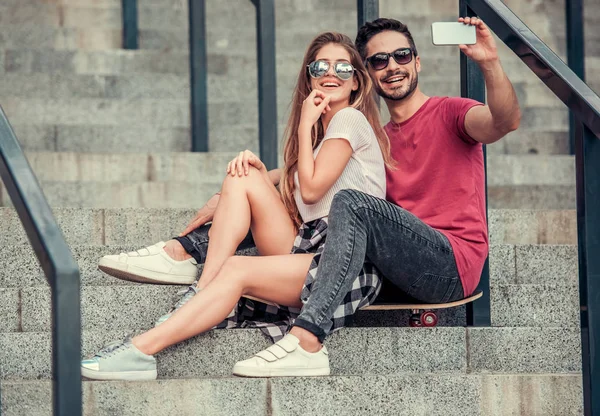 Casal na cidade — Fotografia de Stock