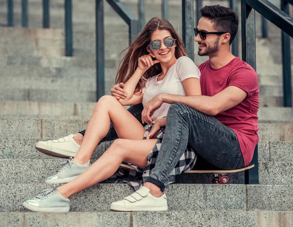 Casal na cidade — Fotografia de Stock