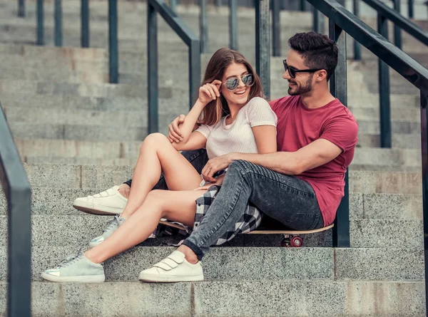 Casal na cidade — Fotografia de Stock