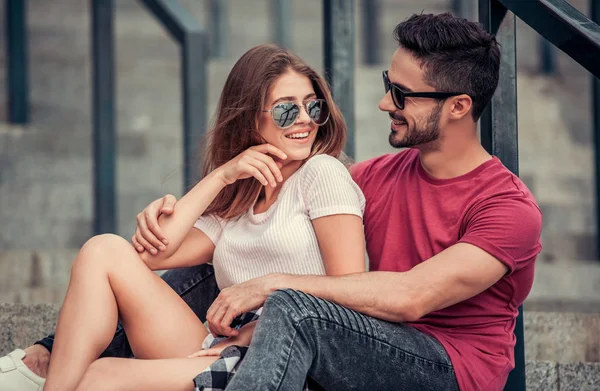 Pareja en la ciudad — Foto de Stock