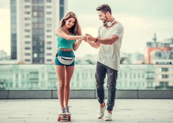 Casal na cidade — Fotografia de Stock