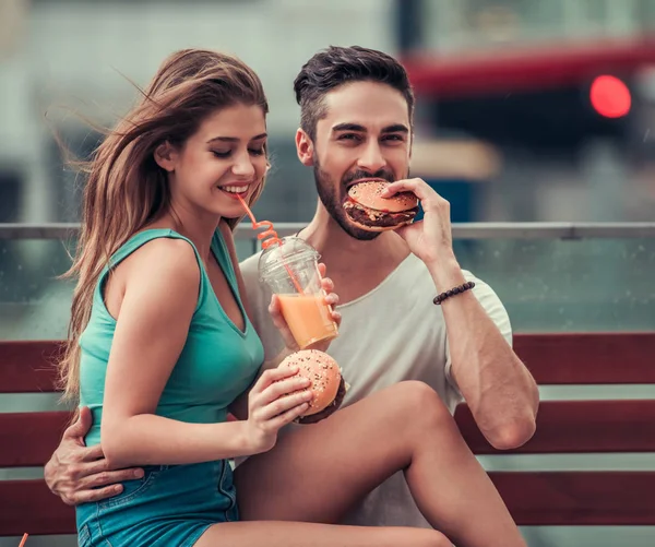 Casal na cidade — Fotografia de Stock