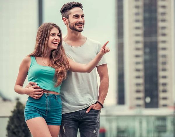 Pareja en la ciudad — Foto de Stock