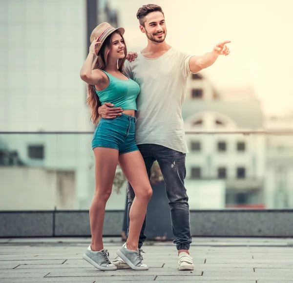 Casal na cidade — Fotografia de Stock