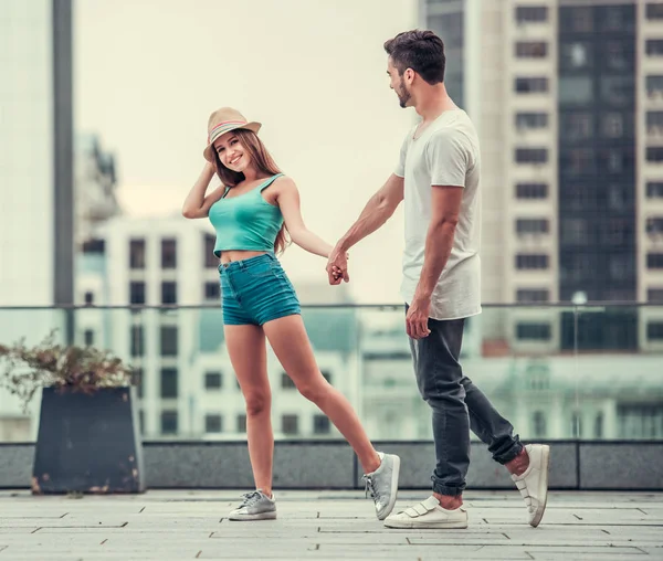 Casal na cidade — Fotografia de Stock