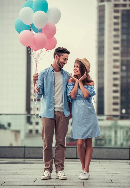 Şehirde romantik bir çift. — Stok fotoğraf