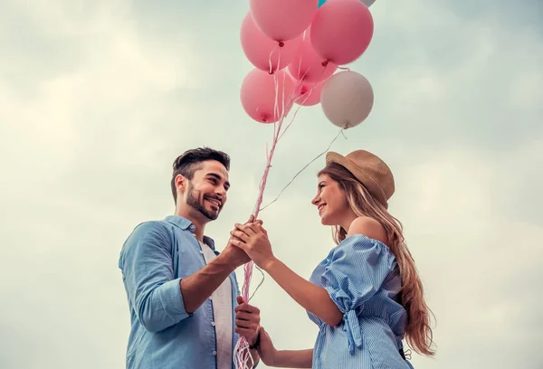 Şehirde romantik bir çift. — Stok fotoğraf