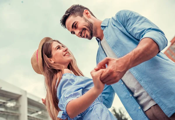 Şehirde romantik bir çift. — Stok fotoğraf