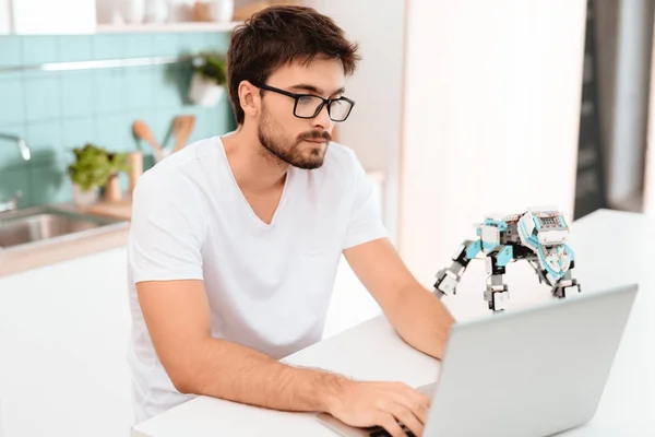 Uomo Sta Programmando Robot Cucina Lavora Portatile Grigio Robot Trova — Foto Stock