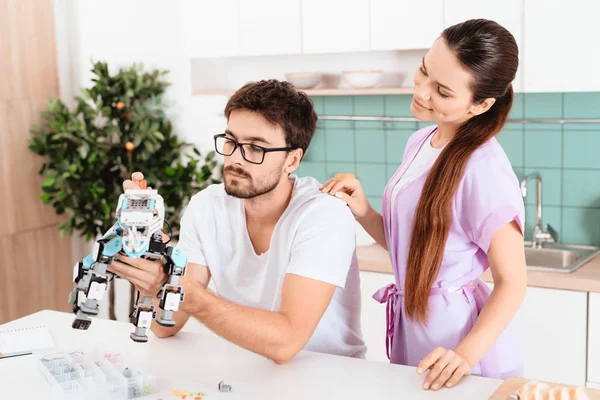 Man Samlar Robot Köket Kvinnan Talar Kärleksfullt Till Honom Mannen — Stockfoto