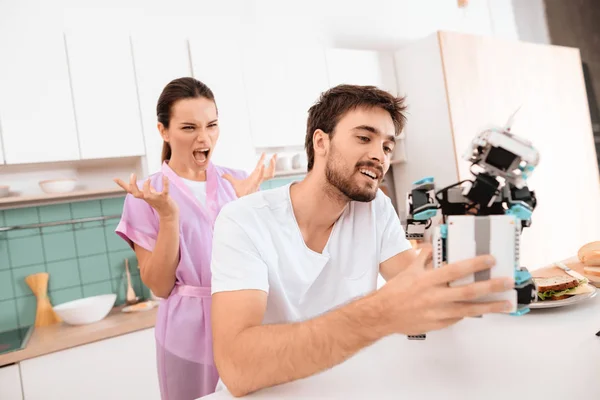 Hombre Recoge Robot Cocina Novia Está Detrás Muy Enojada Ella — Foto de Stock