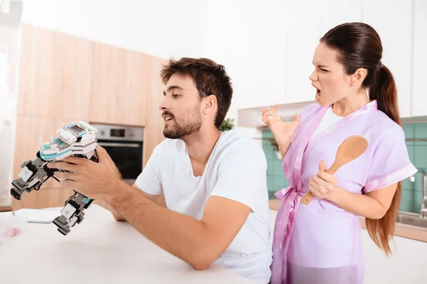 Hombre Recoge Robot Cocina Novia Está Detrás Muy Enojada Ella — Foto de Stock