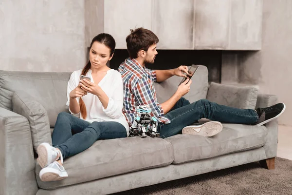 Young Couple Living Room Guy Holding Robot Girl Next Him — Stock Photo, Image