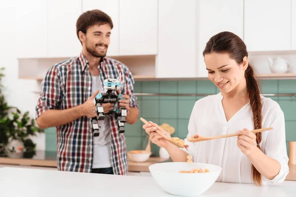 Killen Ger Roboten Flickan Noshörning Flickan Att Göra Sallad Och — Stockfoto