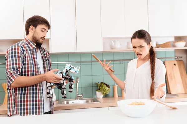 Killen Ger Roboten Flickan Noshörning Flickan Missnöjda Med Sådan Gåva — Stockfoto