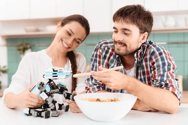 Ungt Par Köket Killen Och Tjejen Utfodring Lilla Noshörningen Robot — Stockfoto