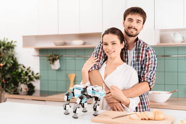 Chico Una Chica Posan Una Cocina Moderna Cerca Hay Rinoceronte — Foto de Stock