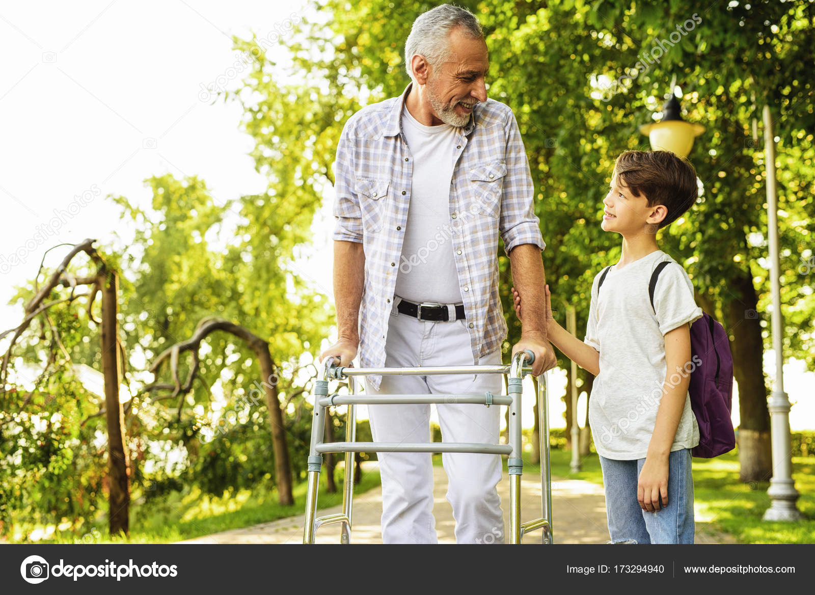 Старики и внуки. Old man with a boy. Old man with a boy. Пожилые люди читают. Молодые и старые люди с книгами.