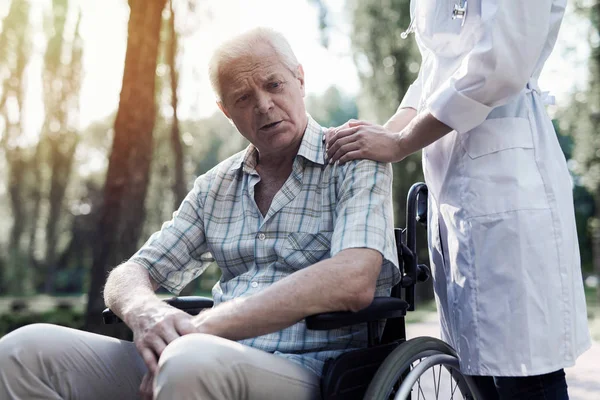 Doktor elini üzgün yaşlı adamın omzuna koydu. — Stok fotoğraf