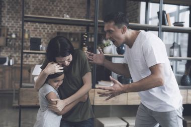 Babası öfkeyle eşi ve kızı, kim yan yana kendilerini korumaya ayaktadır çığlık atıyor