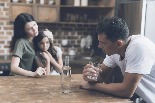 Matka zahrnuje její dcera a ctihodní její otec sedí před nimi a pití vodky — Stock fotografie