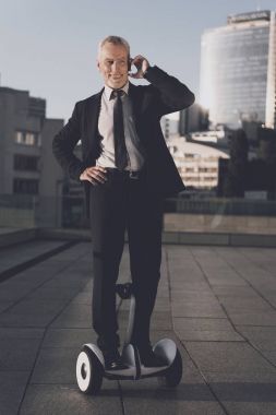 İhtiyar bir gyroboard sürme ve Evet. O sıkı siyah bir takım elbise var