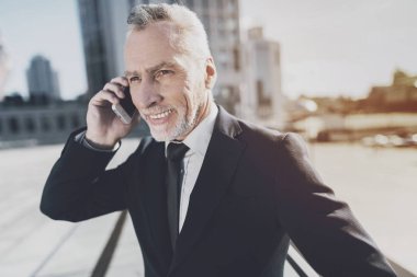 Evet siyah elbiseli adam.