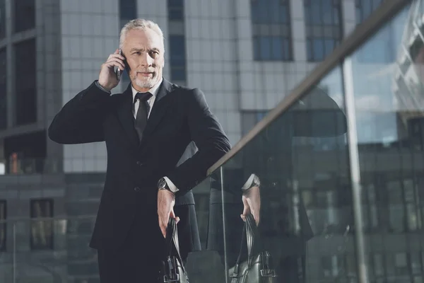 電話で話しているビジネス スーツでひげの立派な男 — ストック写真