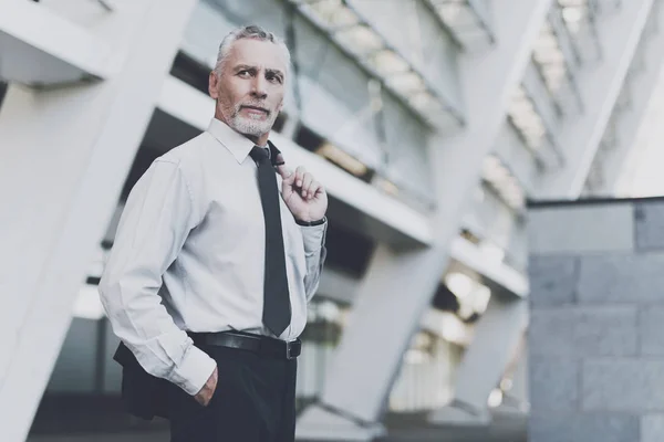 Ein älterer Geschäftsmann blickt selbstbewusst in die Ferne. — Stockfoto