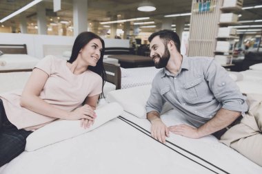 Çift bir büyük yatak saklamak için kendi yatak seçin için geldi. Onlardan biri uzan