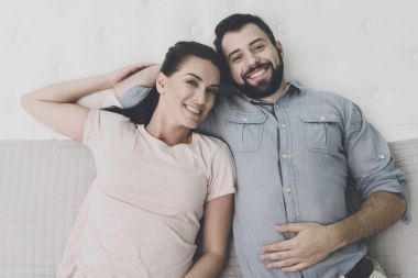 Bir çift bir yatak yatak deposunda kendileri için seçer. Onlar deneyin ve üzerinde yalan karar