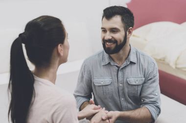 Çift kendileri için yeni bir yatak seçti, onlar mutlu ve mağaza yeni bir yatak üzerinde oturan
