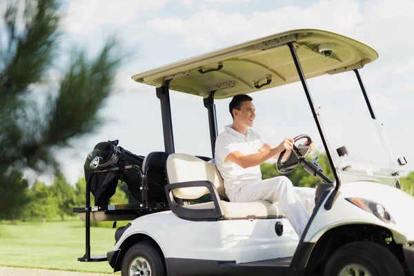 微笑的人骑着白色的高尔夫球车 — 图库照片