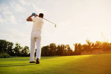 Arkadan görüntüleyin. Golf oynarken mükemmel bir etki yaptı adam