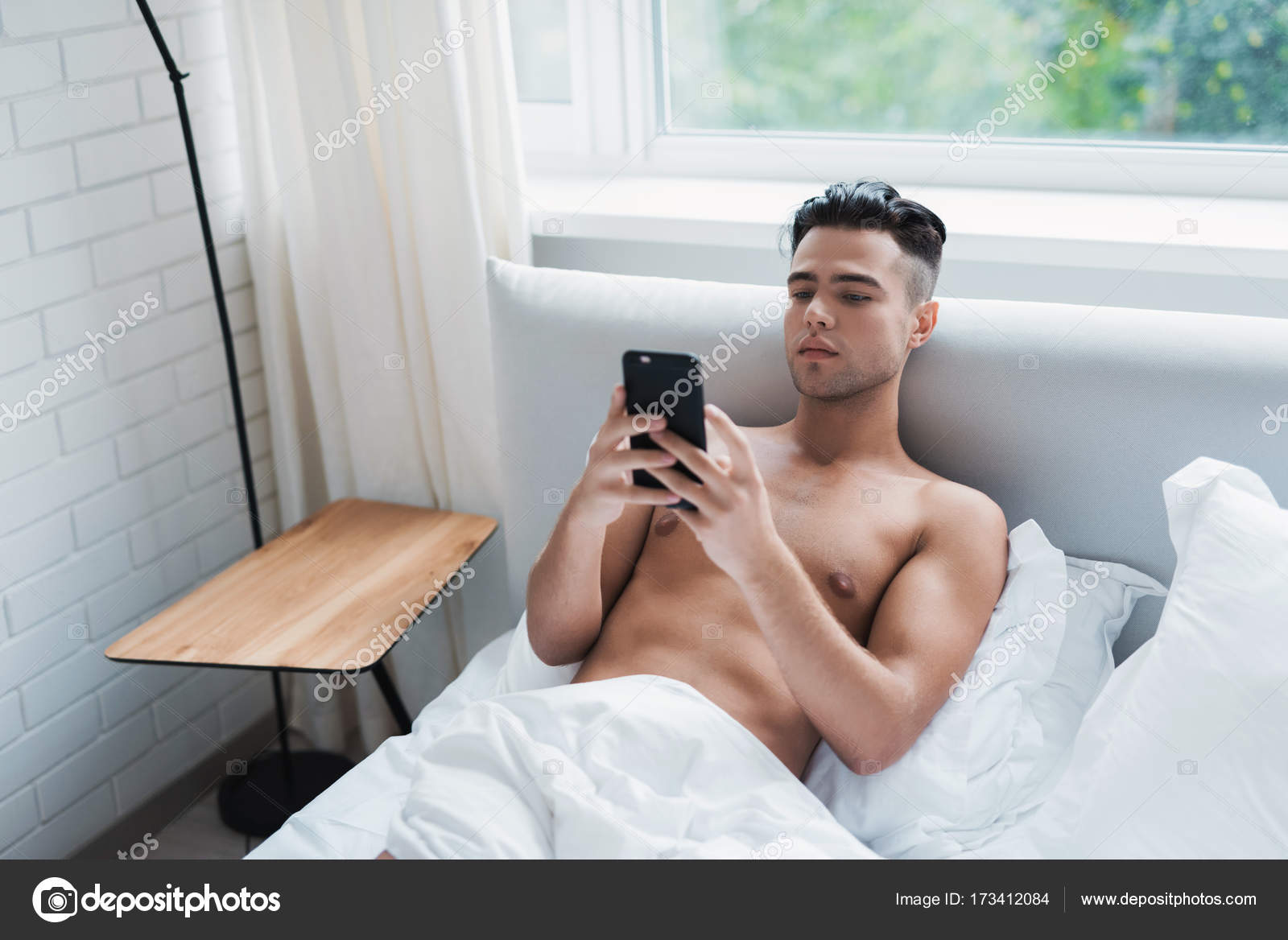 мужская спина на кровати. Bed tester. парень лежит клип. парень лежит клип. много мужчин.