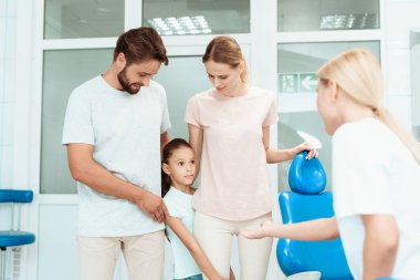 Bir erkek ve bir kadın bir dişçiye kız yol açtı. Kız korkuyor