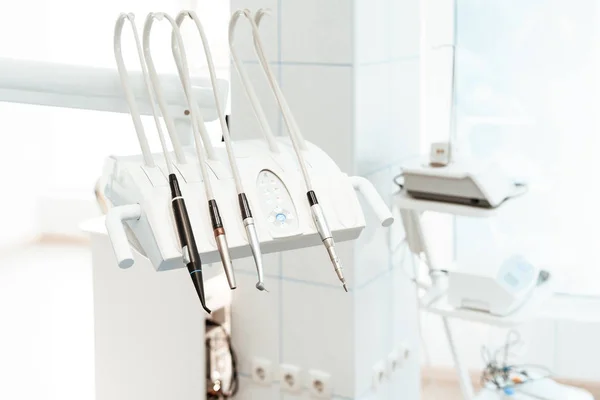 Z bliska. Sprzęt dentystyczny w gabinecie stomatologicznym — Zdjęcie stockowe