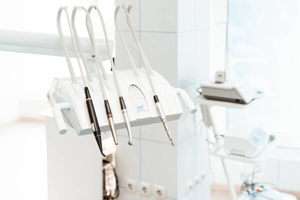 Закрывай. Стоматологическое оборудование в стоматологическом кабинете
