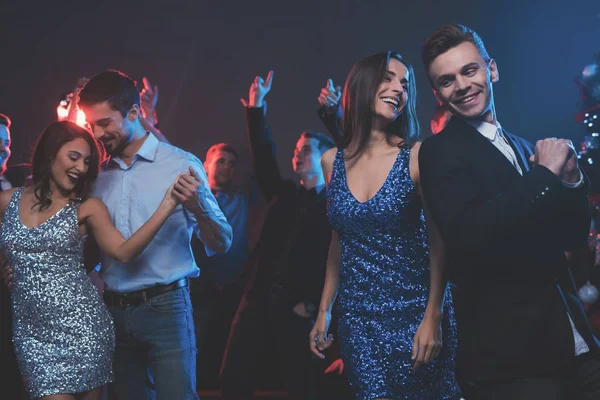 Ludzie Bawić Się Nowy Rok Party Pierwszym Planie Tańczą Facet — Zdjęcie stockowe