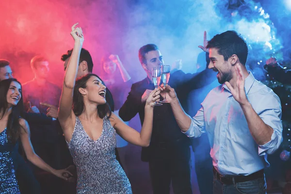 Люди Веселятся Новогодней Вечеринке Переднем Плане Танцует Пара Бокалы Шампанским — стоковое фото