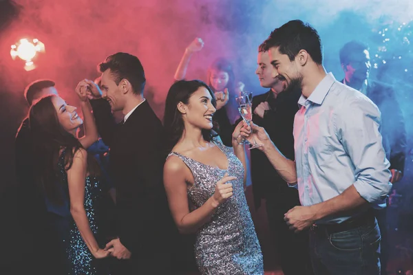 Pessoas Divertem Festa Ano Novo Primeiro Plano Casal Está Dançar — Fotografia de Stock