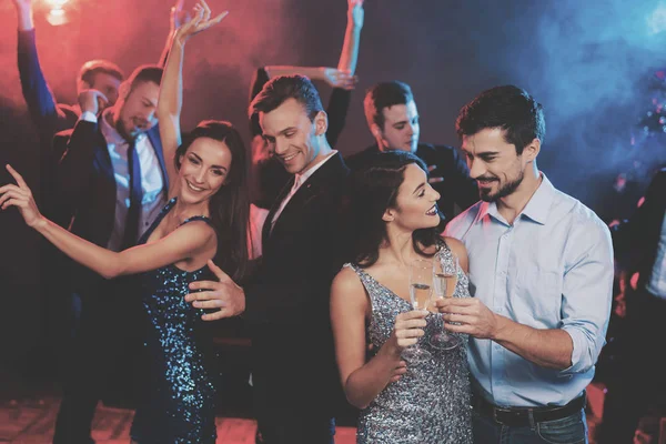 Gente Divierte Fiesta Año Nuevo Primer Plano Una Pareja Está — Foto de Stock