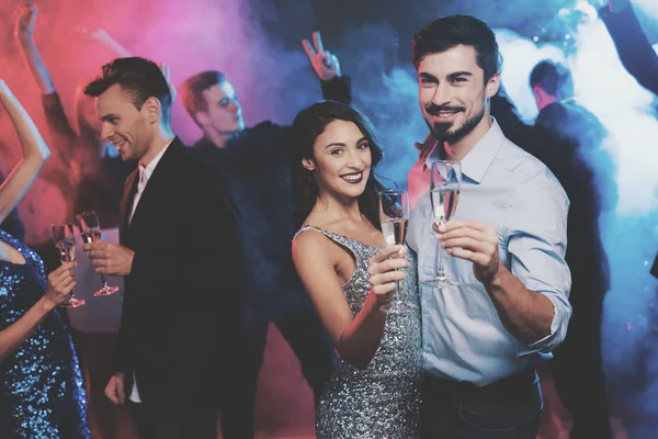 Die Leute Haben Spaß Bei Der Neujahrsparty Vordergrund Tanzt Ein — Stockfoto