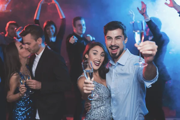 Pessoas Divertem Festa Ano Novo Primeiro Plano Casal Está Dançar — Fotografia de Stock