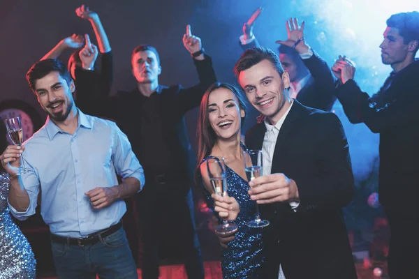 Молодые Люди Веселятся Новогодней Вечеринке Переднем Плане Танцуют Две Пары — стоковое фото